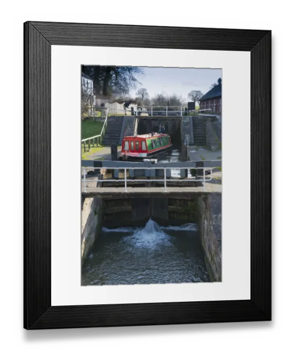 Framed Print : Narrowboat moving through canal staircase lock, Bunbury Locks, Shropshire Union Canal, Bunbury, Cheshire, England