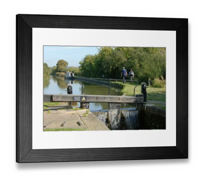Framed Print : Canal lockgate and towpath with walkers, Aylesbury Arm, Grand Union Canal, near Puttenham, Hertfordshire, England