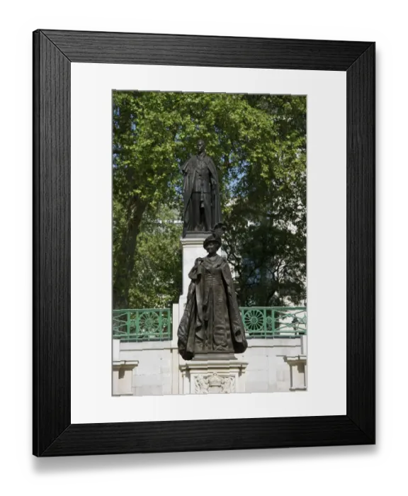Framed Print : Memorial statues of Queen Elizabeth the Queen Mother and King George VI in Garter robes, Carlton Gardens, The Mall Framed Print : Memorial statues of Queen Elizabeth the Queen Mother and King George VI in Garter robes, Carlton Gardens, The Mall