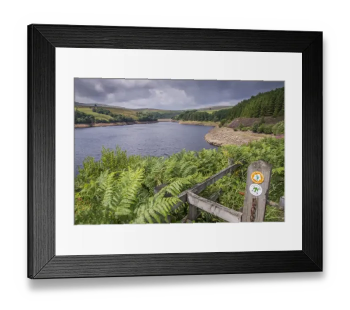 Framed Print : View of manmade reservoir with Holme Valley Riverside Way and Yorkshire Water Permissive Path signs, Digley Reservoir