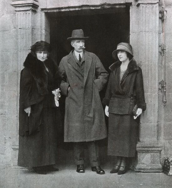 Lady Elizabeth Bowes-Lyon with her parents