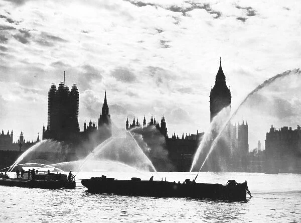 LCC-LFB fireboats using monitors on the Thames, WW2