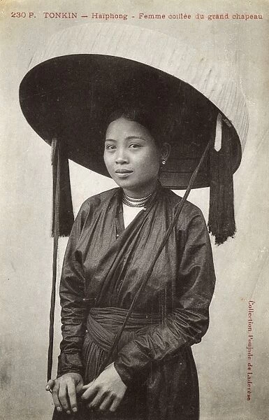 Vietnam - Hai Phong - Woman with a fabulous wide-brimmed hat