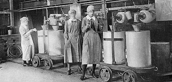 Women workers manufacturing synthetic phenol, WW1