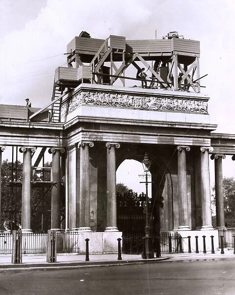 WW1 - Hyde Park Corner - converted to mount searchlights