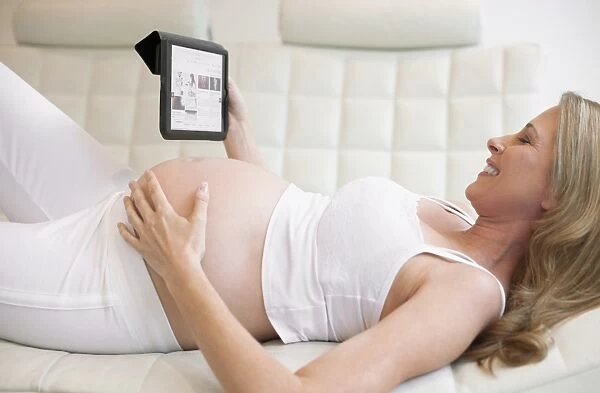 Pregnant woman using tablet computer F008  /  3150