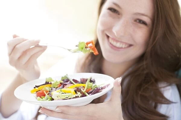 Young woman eating a salad F008  /  2814