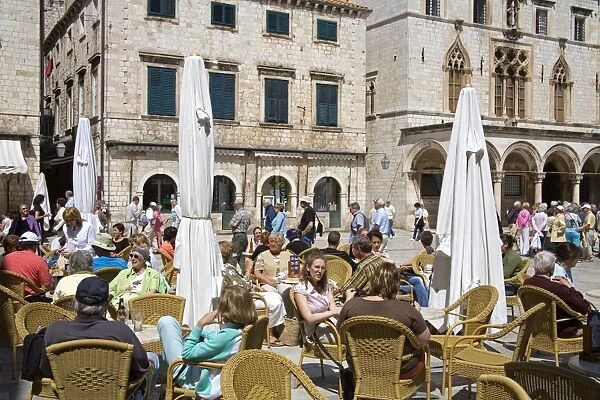 Outdoor dining in Gundulic Square, Dubrovnik, Dalmatia, Croatia, Europe