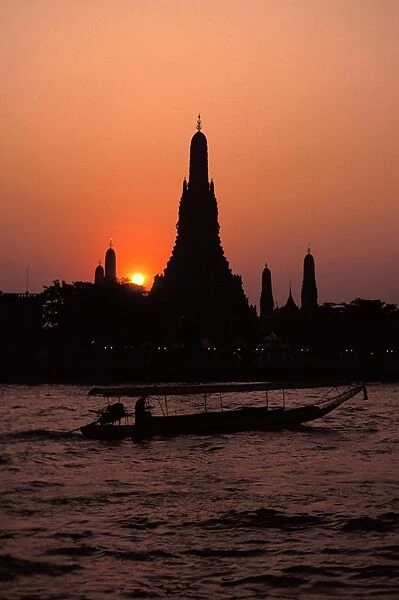 Silhouette of Wat Arun (Temple of the Dawn)