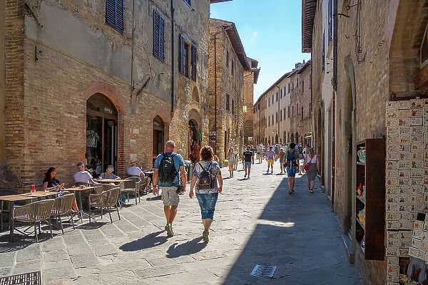 View of narrow street in San Gimignano, San Gimignano, Province of Siena, Tuscany, Italy, Europe