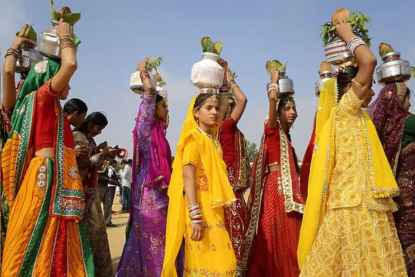 Asia, India, Rajasthan, Jaisalmer, desert festival, women parade in traditional clothing