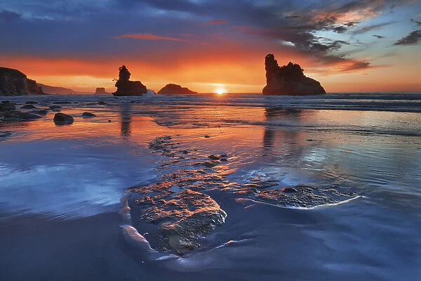 Rocky coast at ocean - New Zealand, South Island, West Coast, Grey, Greymouth