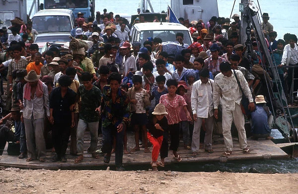 10052121. CAMBODIA Neak Long Crowds of people and vehicles disembarking