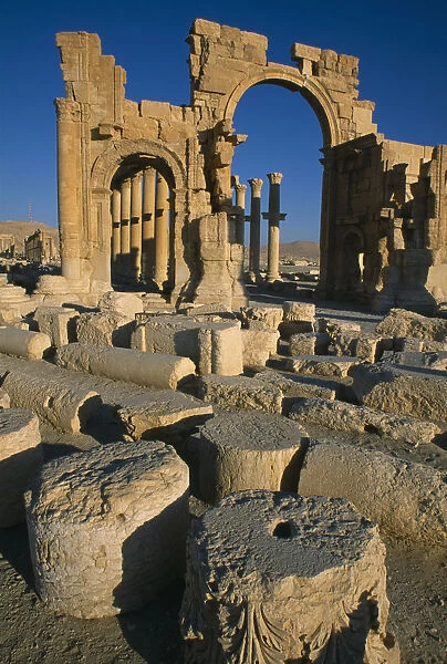 20014200. SYRIA Central Tadmur Monumental arch