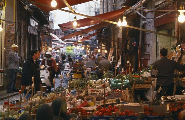 20051225. ITALY Palermo Vucciria Market. Narrow street lined with fruit