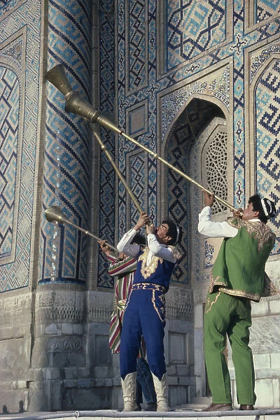 20068319. UZBEKISTAN Samarkand Ceremonial horn blowers