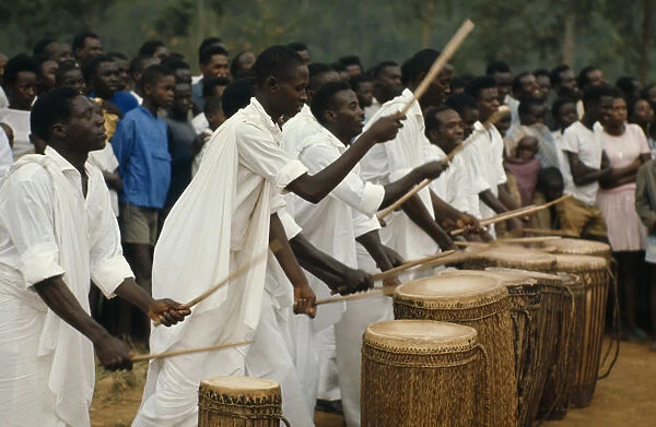 20074905. RWANDA Music Tutsi drummers playing to crowd