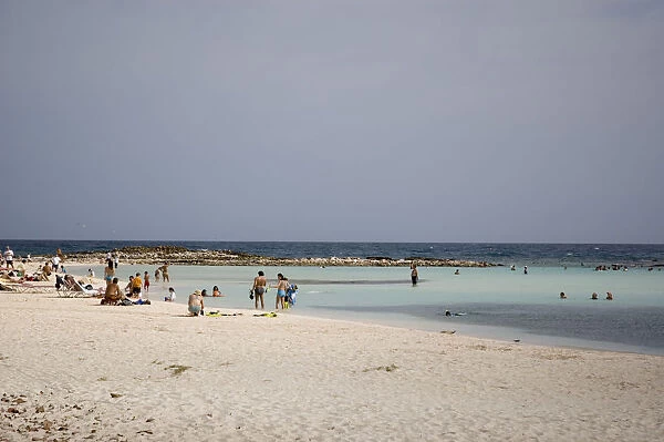 20077303. WEST INDIES Dutch Antilles Aruba Tourists swimming