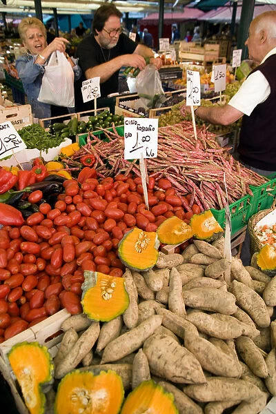 20083058. ITALY Veneto Venice Fruit and vegetable stall in the Rialto market with shoppers