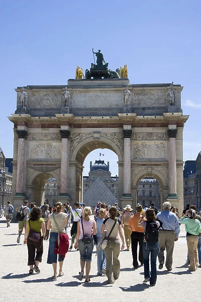 20084176. FRANCE Ile de France Paris Tourists walking