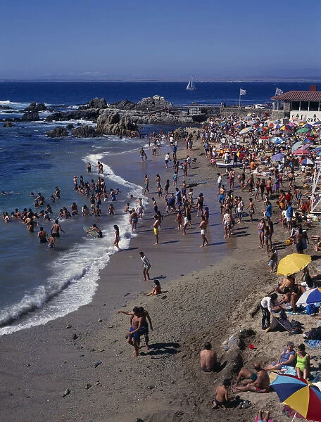 20086427. CHILE Valparaiso Region Los Lilenes Crowded beach near Vina del Mar