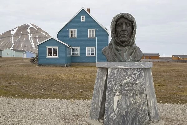 Bust of polar explorer Roald Amundsen, Ny-Alesund, Oscar II Land, Spitsbergen, Svalbard, August