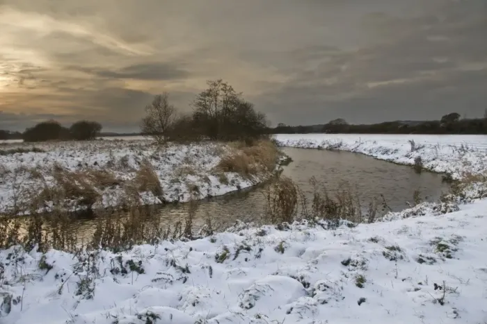 Framed Print : Chalk stream with snow covered banks in early evening, Dorset, Englnad, december Framed Print : Chalk stream with snow covered banks in early evening, Dorset, Englnad, december