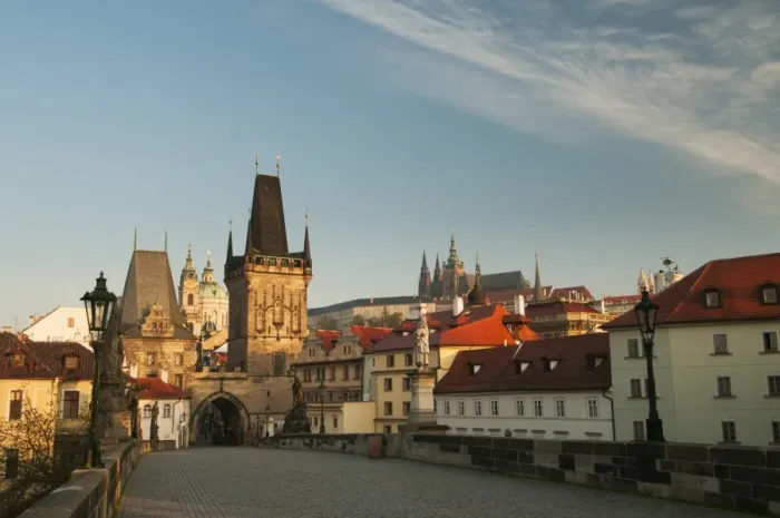 Framed Print : Charles Bridge (Karluv Most) looking towards Mala Strana (Lesser Quarter), Prague Castle and St Framed Print : Charles Bridge (Karluv Most) looking towards Mala Strana (Lesser Quarter), Prague Castle and St