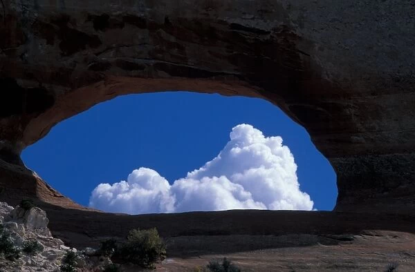 Clouds - General Cloud formation through Wilson Arch - Utah, USA