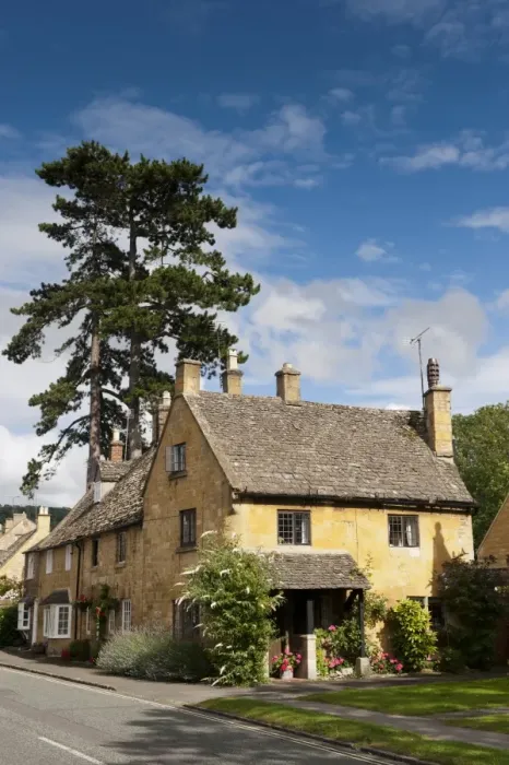 Framed Print : Cotswold limestone houses on village main street, Broadway, Cotswolds, Worcestershire, England, August