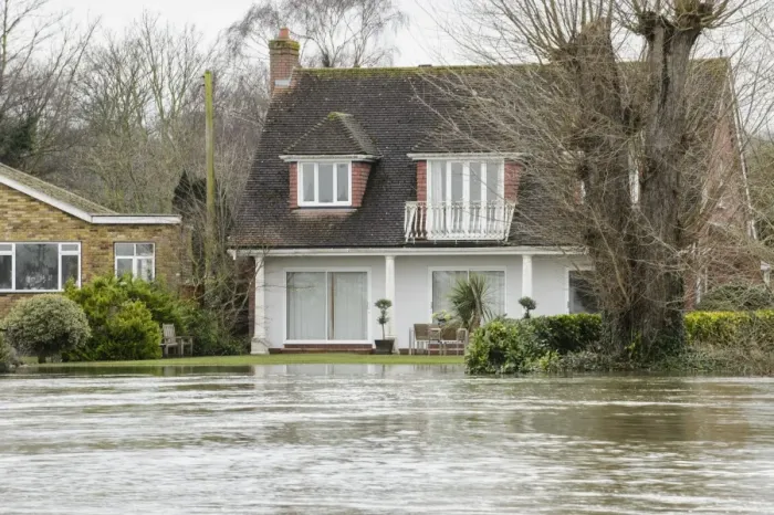 Framed Print : Floodwater in house garden during river flood, River Thames, Chertsey, Surrey, England, February 2014