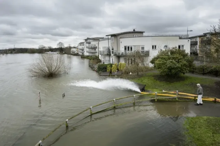 Framed Print : Floodwater pumped back into river during flood, River Thames, Chertsey, Surrey, England, February 2014