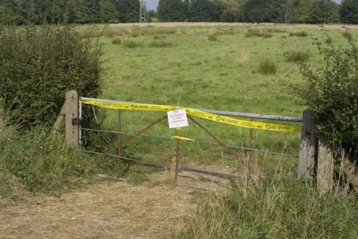 Framed Print : This Footpath is Closed on Account of Foot and Mouth Disease sign and No Entry