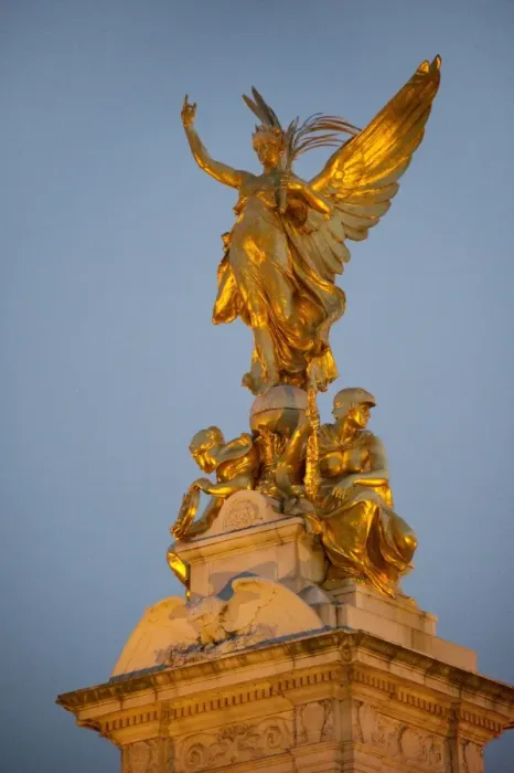 Framed Print : Gilded statue of Victory on pinnacle of memorial, Victoria Memorial, Queens Gardens, Buckingham Palace Framed Print : Gilded statue of Victory on pinnacle of memorial, Victoria Memorial, Queens Gardens, Buckingham Palace
