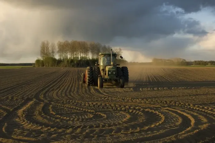Framed Print : John Deere 2140 tractor pulling seed drill, drilling arable field, with approaching storm clouds, Sweden Framed Print : John Deere 2140 tractor pulling seed drill, drilling arable field, with approaching storm clouds, Sweden