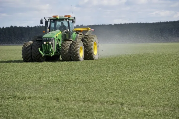 Framed Print : John Deere 8530 tractor with Bredal TX3500 spreader, spreading granular fertilizer on arable field, Tierp