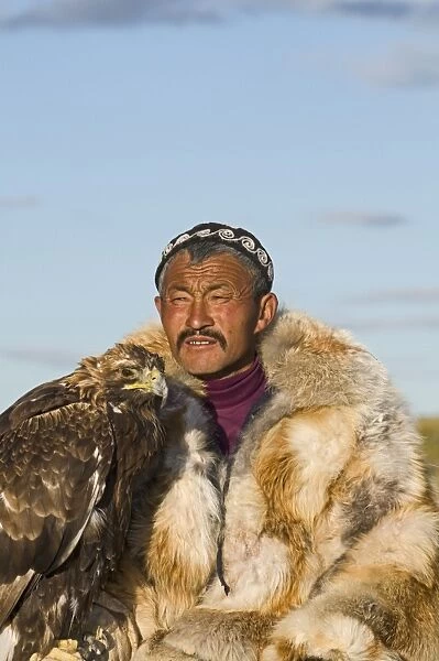 Kazakh hunter with Golden Eagle (Aquila chrysaetos), Altai Mountains, Bayan-Ulgii, Western Mongolia, october