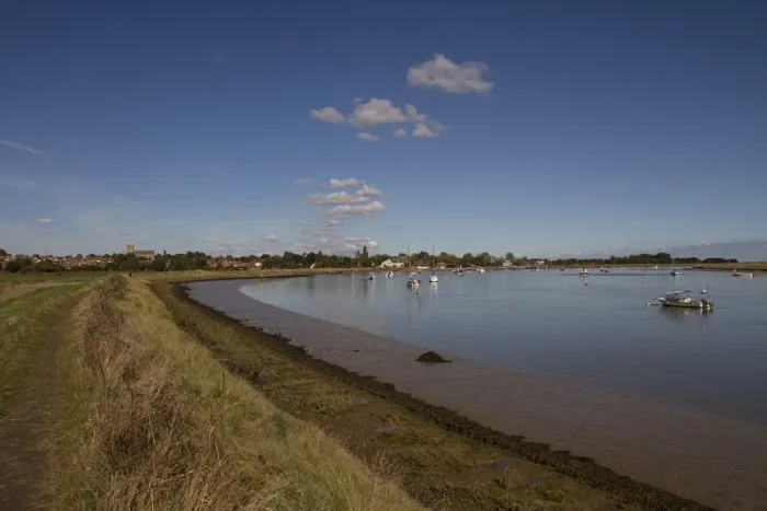 Framed Print : Looking along the footpath north towards the Suffolk village of Orford, on the edge of the River Ore with exposed river