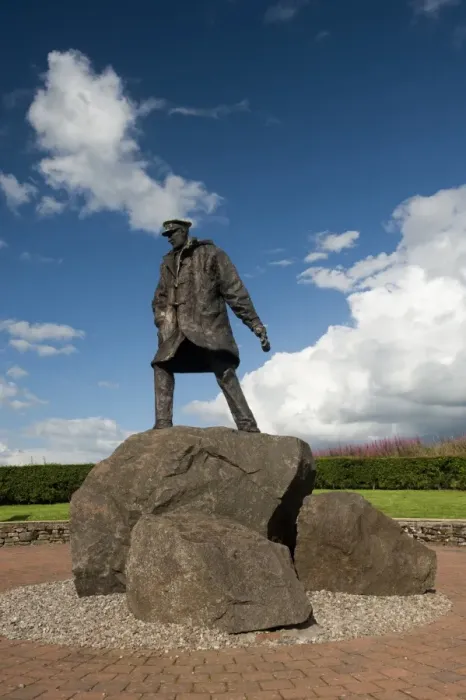 Framed Print : Memorial statue, Colonel Sir Archibald David Stirling, founder of SAS, Hill of Row, near Doune, Stirlingshire
