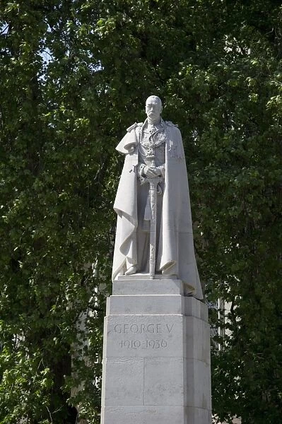 Memorial statue of King George V, Westminster Abbey, City of Westminster, London, England, april