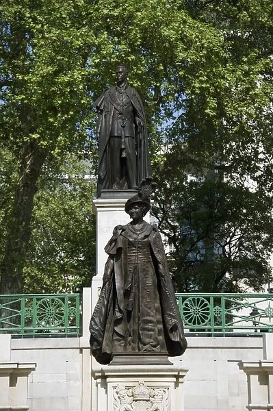 Memorial statues of Queen Elizabeth the Queen Mother and King George VI in Garter robes, Carlton Gardens, The Mall