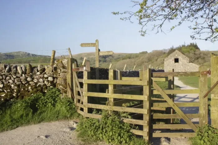 Framed Print : Pennine Way signpost and wooden kissing gates along public footpath, beside drystone wall and stone barn, Malham Framed Print : Pennine Way signpost and wooden kissing gates along public footpath, beside drystone wall and stone barn, Malham