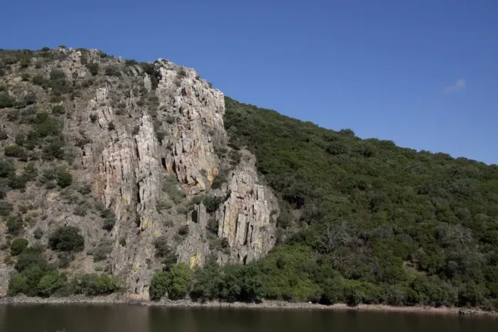 Framed Print : A rocky fault with some quartz by the River Tietar which flows into the River Tagus in Monfrague National Park