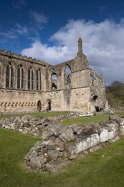 Ruined 12th century Augustinian priory, Bolton Priory, Bolton Abbey Estate, Wharfedale, Yorkshire Dales N. P
