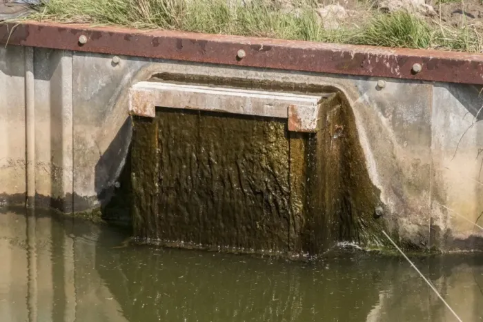 Framed Print : Sluice gate used to controle water levels at Deepdale marsh Norfolk