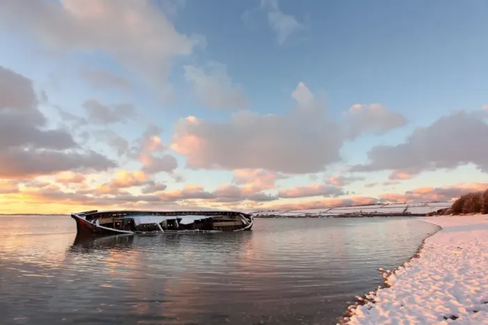 Framed Print : Snow covered riverbank and wreck of old barge partly submerged by incoming tidal river at sunset, River Taw Framed Print : Snow covered riverbank and wreck of old barge partly submerged by incoming tidal river at sunset, River Taw