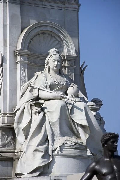 Statue of Queen Victoria, Victoria Memorial, Queens Gardens, Buckingham Palace, City of Westminster, London, England