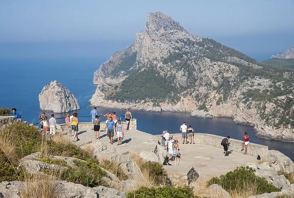 Tourists at viewing point overlooking coastline, Punta de la Nao, Cap de Formentor, Formentor Peninsula, Majorca
