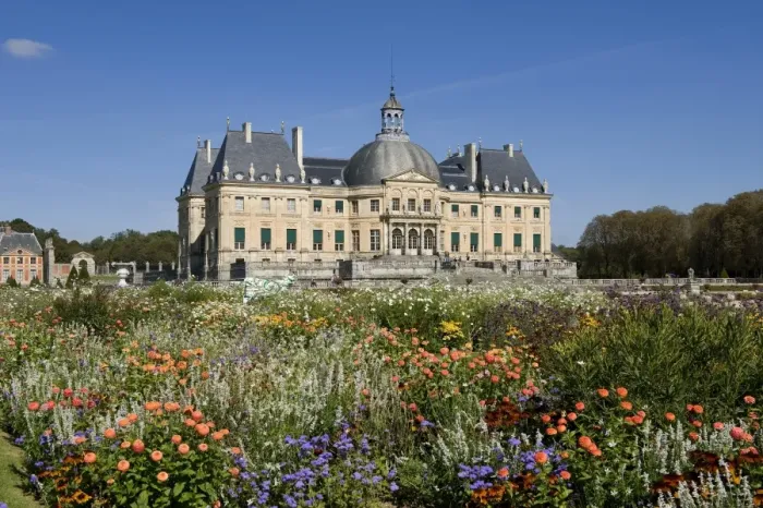 Framed Print : View of flowerbeds and baroque chateau, Chateau de Vaux-le-Vicomte, Maincy, Seine-et-Marne, France, september Framed Print : View of flowerbeds and baroque chateau, Chateau de Vaux-le-Vicomte, Maincy, Seine-et-Marne, France, september
