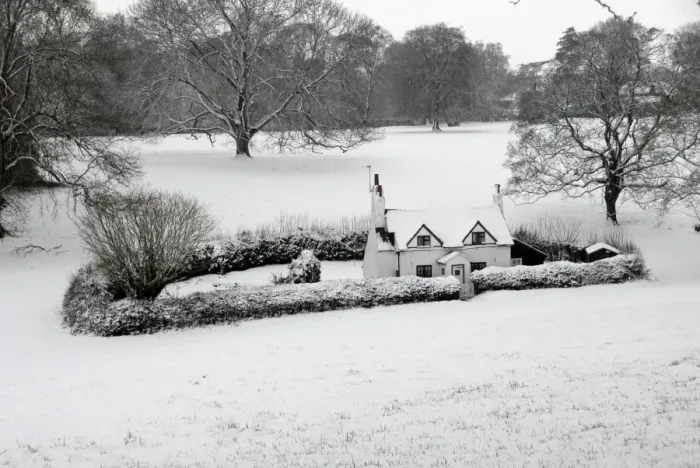 Framed Print : View of isolated cottage with hedged garden covered in snow, Lee Common, Chiltern Hills, Buckinghamshire, England